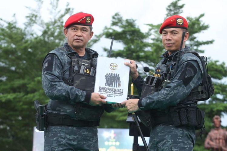 KSAD Jenderal Maruli Simanjuntak menerima Brevet Anti Teror Kehormatan dari Satgultor Kopassus di Markas Kopassus, Jakarta Timur, Kamis (7/3/2024). 