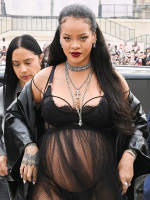 Rihanna tiba di fashion show Dior dengan memakai lingerie hitam sembari memamerkan baby bump-nya.