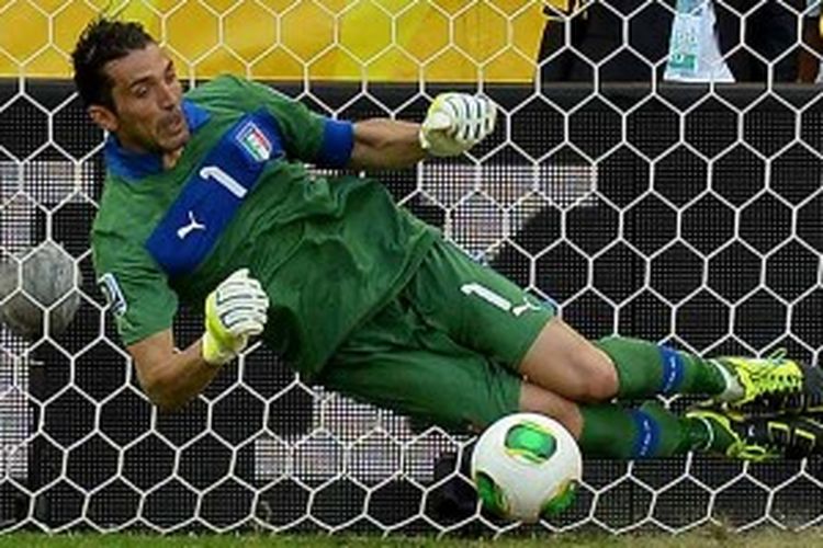 Aksi penjaga gawang Italia, Gianluigi Buffon, ketika menahan bola tendangan penalti striker Uruguay, Diego Forlan, dalam drama adu penalti di play-off perebutan tempat ketiga Piala Konfederasi, Minggu (30/6/2013). Italia menang 5-4 dalam laga tersebut.
