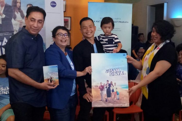 (Kiri ke kanan) Chand Parwez, Ika Natassa dan Ernest Prakasa saat penyerahan simbolis novel Susah Sinyal dari penerbit di Hong Kong Kafe, Menteng, Jakarta Pusat, Selasa (9/1/2018).