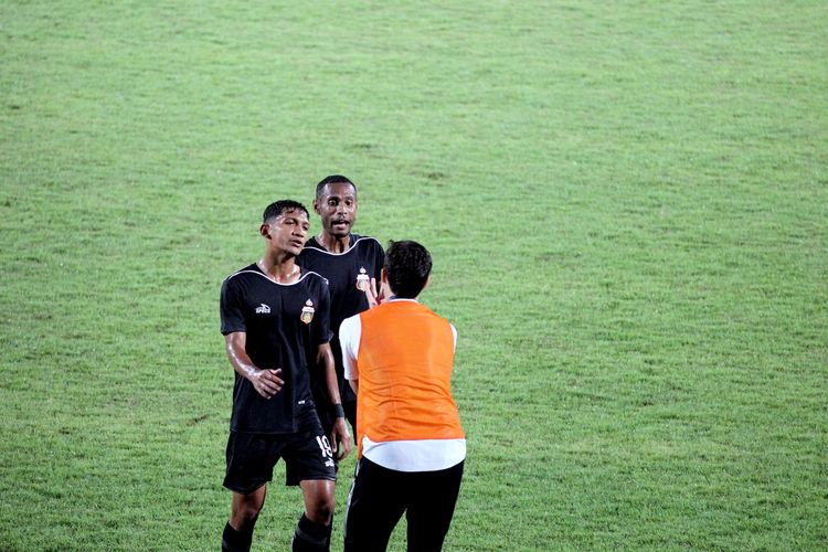 Pemain baru Bhayangkara FC intui musim 2020, Ruben Sanadi (tengah) berdiskusi dengan pelatih saat melawan Madura United pada babak penyisihan Piala Gubernur Jatim 2020 grup A yang berakhir 1-1 di Stadion Gelora Bangkalan, Jawa Timur, Senin (10/02/2020) malam. 