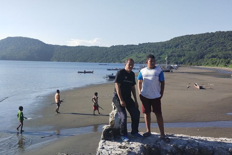 Pantai Nanga Lirang, pantai terpanjang dan terluas di Desa Satar Padut, Kecamatan Lambaleda Utara, Manggarai Timur, NTT, Jumat, (29/4/2022).(KOMPAS.com/MARKUS MAKUR)