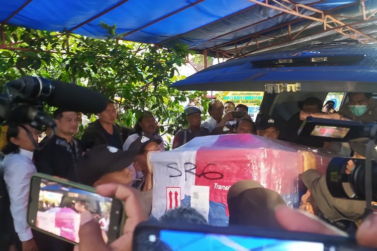 Saat jenazah Briptu RF ajudan Kapolda Gorontalo tiba di rumah duka di Kecamatan Mijen, Kota Semarang