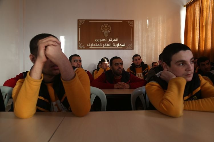Mantan anggota ISIS ketika menghadiri sesi kuliah di Pusat Kontra-ideologi Terorisme Suriah. Pusat rehabilitasi itu didirikan agar mantan anggota ISIS bisa bertobat dan kembali ke masyarakat
