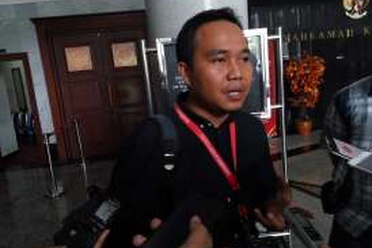  Fadli Ramadhaniel, kuasa hukum pemohon uji materi pasal terkait hak pilih bagi pengidap gangguan jiwa. Ditemui awak media usai persidangan di Mahkamah Konstitusi, Kamis (13/10/2016), ia mengapresiasi sekaligus menyayangkan putusan MK yang menerima sebagian permohonan.