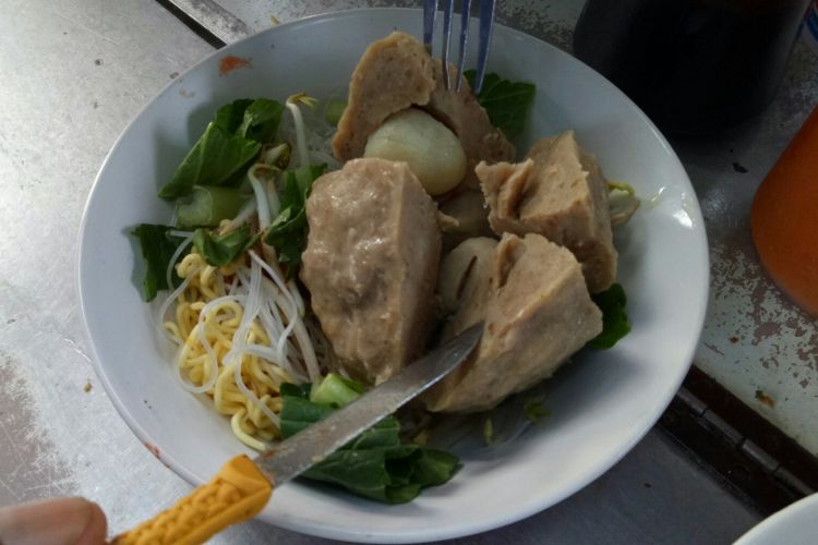 Wujud bakso beranak di Bakso Beranak Pak Gayeng ini cukup besar, diameternya delapan sampai sembilan sentimeter, berisi delapan bakso kecil aneka rasa.