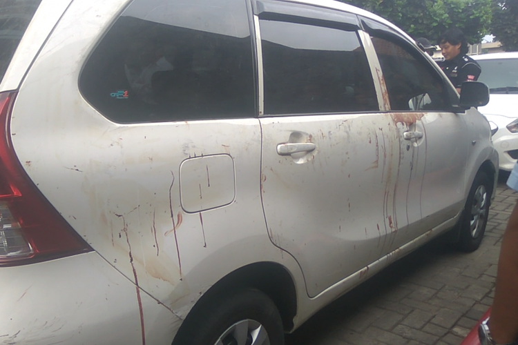 Mobil Toyota Avanza berwarna putih yang dikendarai pakar telematika Hermansyah saat penyerangan menimpanya di Tol Jagorawi pada Minggu (9/7/2017), masih terparkir di RS Hermina Depok.