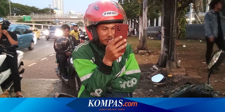 Cerita Ojol Live Medsos demi Update Situasi di DPR Sambil Tunggu Orderan