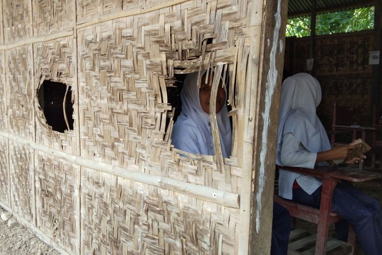 Pelajar sedang belajar di Sekolah Menengah Pertama (SMP) Swasta Ta’alimil Mubtadi, di Kompleks Pesantren Ta’alimil Mubtadi di Desa Pucok Alue, Kecamatan Baktiya, Kabupaten Aceh Utara, Provinsi Aceh, Jumat (18/1/2019)