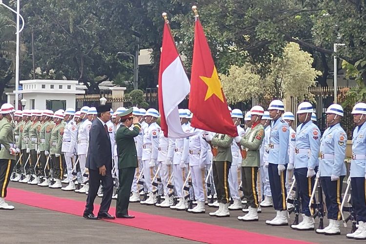 Saat Langkah Menhan Phan Van Giang Terhenti Hormati Bendera Indonesia dan Vietnam