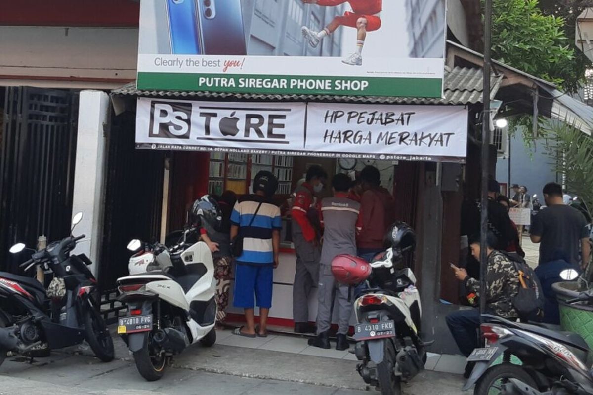 Toko penjualan ponsel baru dan bekas, PStore, di Jalan Raya Condet, Jakarta Timur, diramaikan oleh pengunjung, Rabu (29/7/2020).