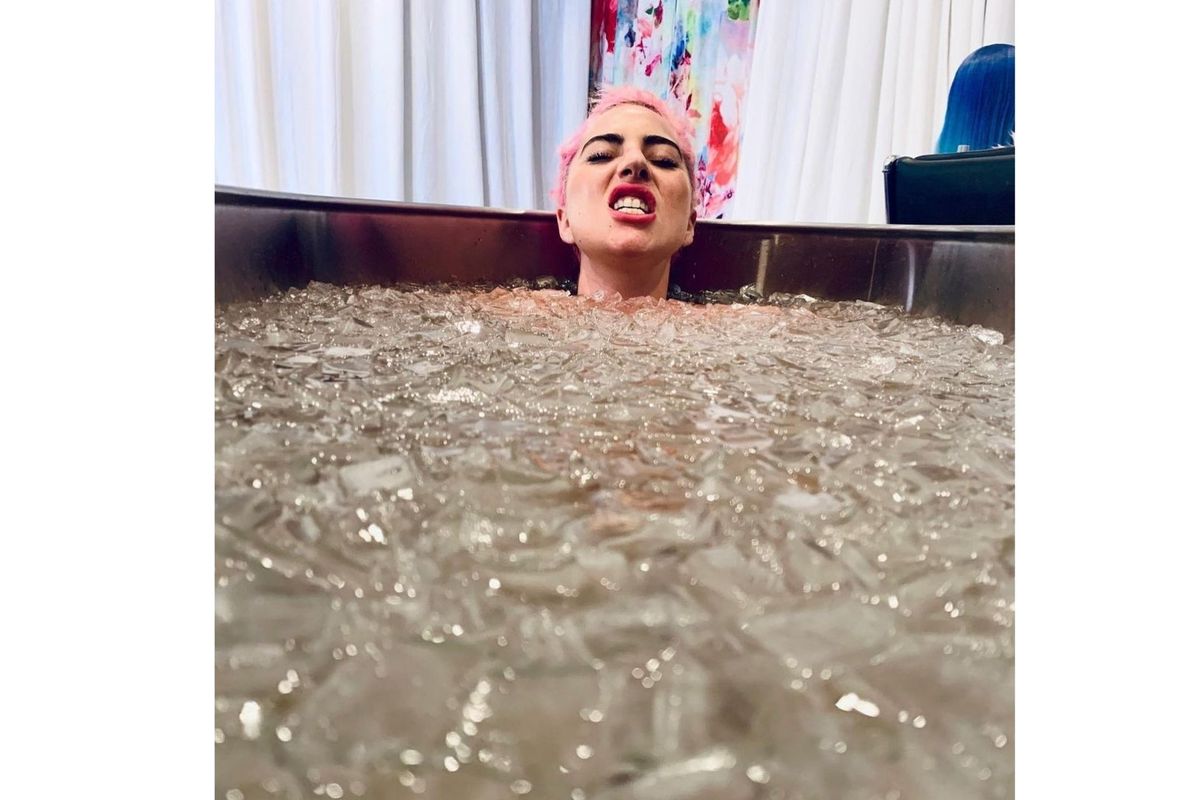 Lady Gaga tengah melakukan cold plunge atau terapi air dingin dan momen ini diunggahnya ke Instagram pada Oktober 2019 yang lalu.