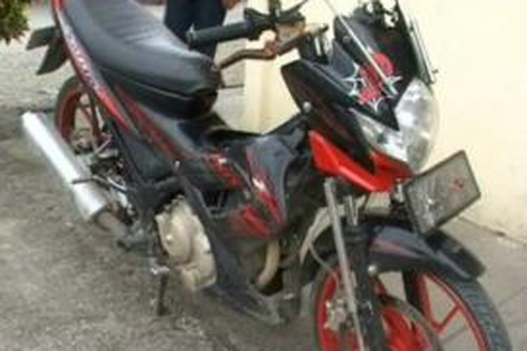 Sepeda motor yang dicuri Risal alias Tison, seorang pelajar, yang sudah beberapa kali terlibat aksi pencurian kendaraan bermotor. Risal diringkus di jalan trans Sulawesi.