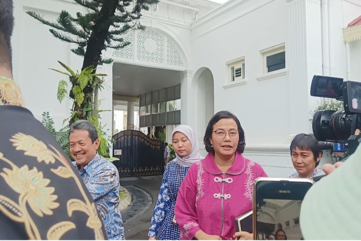 Menkeu Sri Mulyani Indrawati usia rapat internal yang membahas soal RUU DKJ di Istana Kepresidenan, Jakarta, Jumat (19/1/2024).