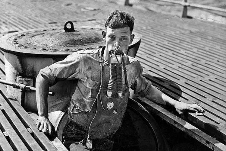 Seoarang awak kapal, Rosenkotter, keluar dari pintu darurat kapal selam dengan memakai alat bantu pernapasan darurat Momsen Lung selama uji coba padai 1930 di Amerika Serikat (AS). Alat bantu pernapasan darurat tersebut dinamai menurut penemunya, Charles Momsen.