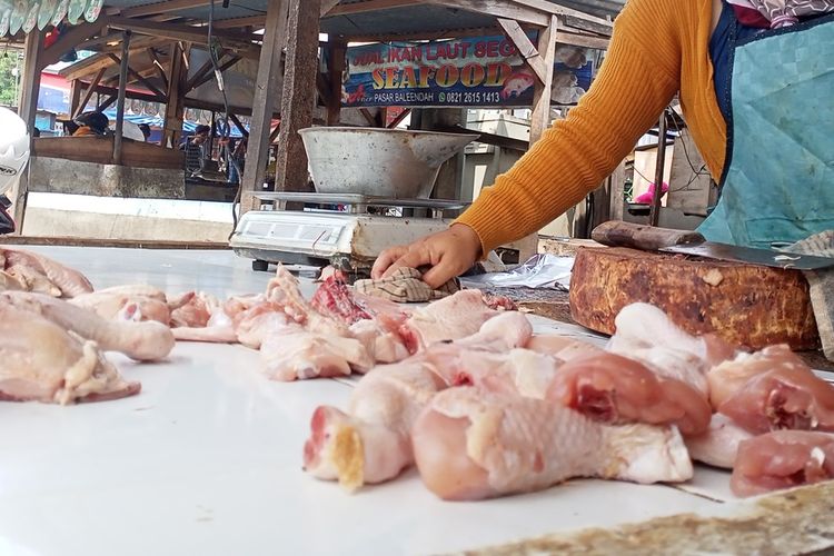 Harga daging ayam dan daging sapi di Pasar Tradisional, Baleendah, Kabupaten Bandung, Jawa Barat mengalami kenaikan yang signifikan menjelang hari libur Natal dan Tahun baru.