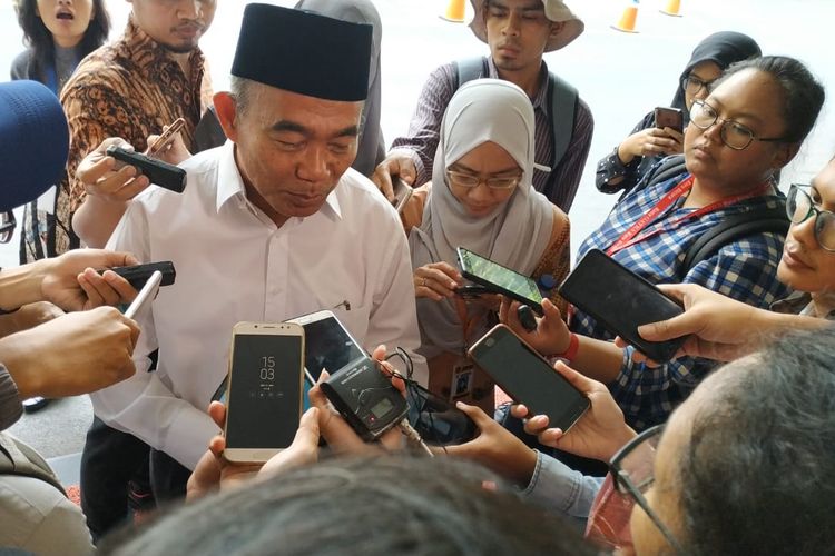 Mendikbud Muhadjir Effendy memberikan keterangan kepada awak media tentang PPDB 2019 setelah acara rapat kerja dengan Panglima TNI terkait persiapan PLS (Pengenalan Lingkungan Sekolah) di Gedung Kemendikbud, Jakarta (21/6/2019).