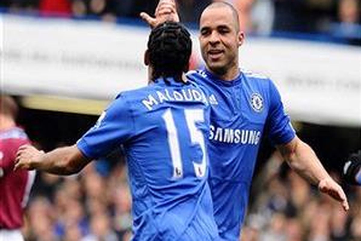 Gelandang Chelsea, Florent Malouda (kiri), merayakan gol yang dicetak rekannya, Alex (kanan) ke gawang West Ham, Sabtu (13/3/2010).
