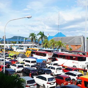 Antrean kendaraan di Pelabuhan Gilimanuk Bali