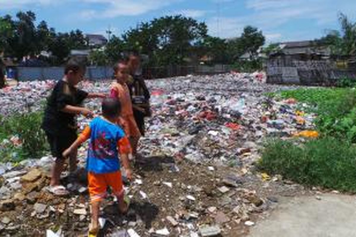 Lokasi pembuangan sampah liar di kawasan Centex di RW 10, Ciracas, Jakarta Timur. Selasa (8/4/2014).
