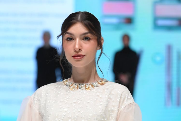 Makeup look Winged Brown Liner dari Wardah diperkenalkan di Indonesia Fashion Week 2023