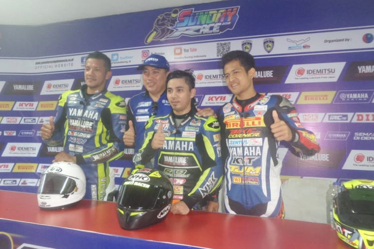 Para pebalap Yamaha Sunday Race 2018 kelas Sport 250cc Pro seusai balapan di Sirkuit Internasional Sentul, Kabupaten Bogor, Jawa Barat, Minggu (12/8/2018).