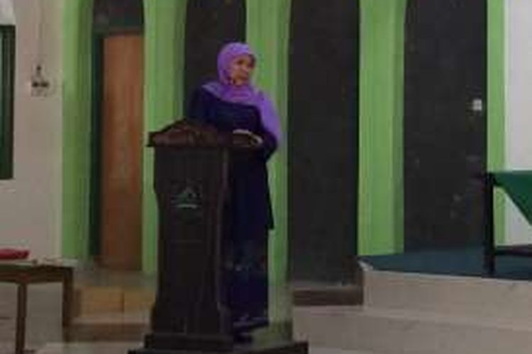 Menteri Sosial Khofifah Indar Parawansa saat Seminar Nasional Peran Keluarga Muslimah dalam Membangun Kehidupan Masyarakat Indonesia di Pondok Pesantren Al-Amien Preduan, Kabupaten Sumenep, Minggu (30/10/2016).