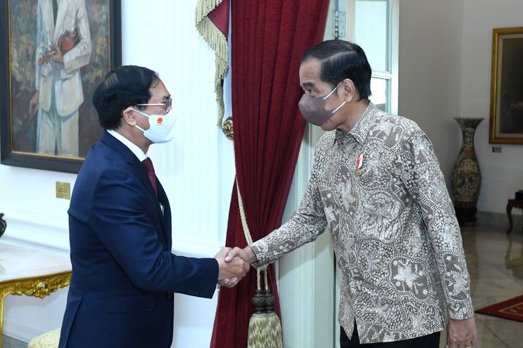 Presiden Joko Widodo berjabat tangan dengan Menteri Luar Negeri Vietnam Bui Thanh Son dalam pertemuan di Istana Merdeka, Jakarta, Rabu (20/7/2022).