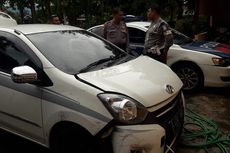 Dikejar Polisi, Pengemudi Mobil Bawa Sabu Tabrak Pagar Rumah Warga