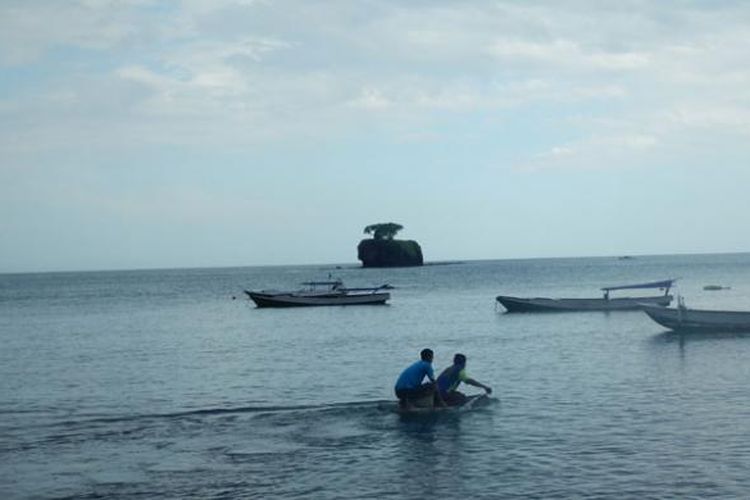 Pulau Ular di Desa Pai, Kecamatan Wera, Kabupaten Bima, Nusa Tenggara Barat, tampak dari kejauhan, Rabu (11/1/2017). Pulau yang berupa batu karang itu merupakan sebuah habitat bagi ular laut belang (Laticauda colubrina). Meski ular itu terkenal berbisa dan berbahaya, ular-ular di pulau itu sangat jinak sehingga pulau itu pun menjadi obyek wisata andalan di Kabupaten Bima. 