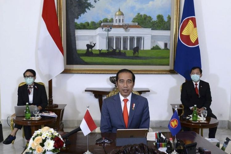 Presiden Joko Widodo (tengah) didampingi Menteri Luar Negeri Retno Marsudi (kiri) dan Menteri Kesehatan Terawan Agus Putranto (kanan) mengikuti KTT ASEAN Plus Three secara virtual dari Istana Bogor, Jawa Barat, Selasa (14/4/2020). Dalam KTT tersebut Presiden Jokowi mendorong adanya penguatan kerja sama negara ASEAN Plus Three (APT) untuk menciptakan resiliensi terhadap tantangan pandemi Covid-19 dan pelemahan ekonomi. ANTARA FOTO/Biro Pers - Lukas/hma/hp.