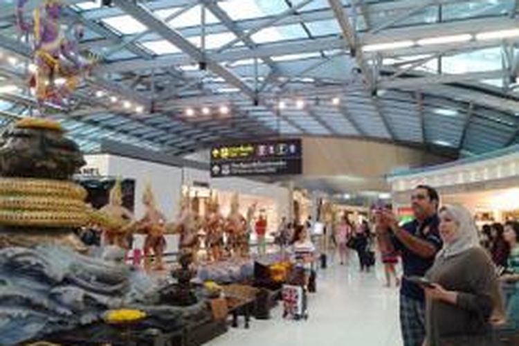 Bandara Internasional Suvarnabhumi, Thailand, memiliki sejumlah patung epik Hindu yang cukup menarik.