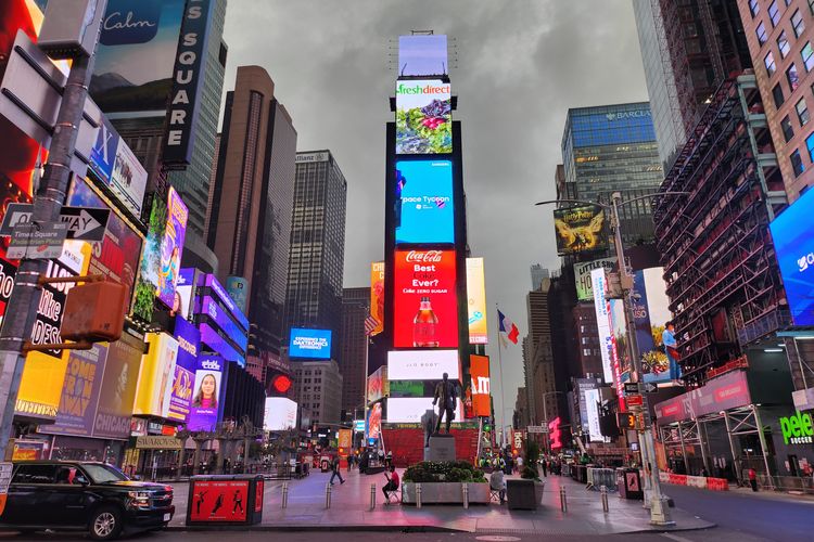Hasil foto kamera utama 12 MP (f/1.8) di Galaxy Z Flip 4 mode malam. Bisa dilihat, aneka videotron di Times Square bisa ditangkap kamera utama ponsel ini dengan baik tanpa menimbulkan backlight.