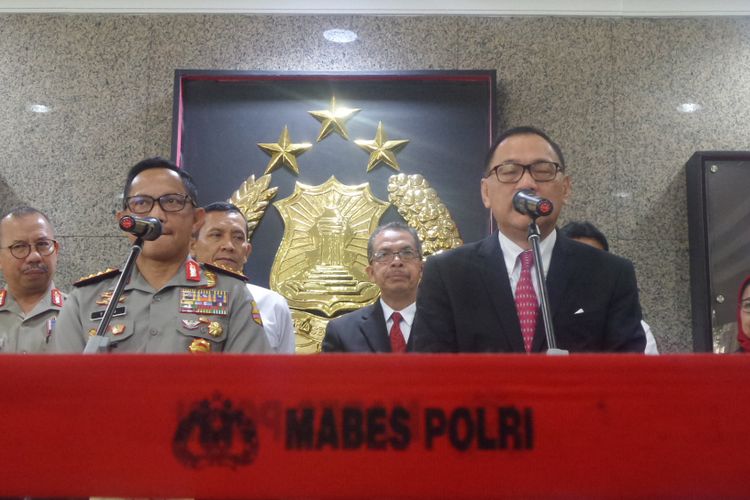 Kapolri Jenderal Pol Tito Karnavian dan Gubernur Bank Indonesia Agus Martowardojo dalam konferensi pers di Mabes Polri, Jakarta, Senin (5/6/2017).