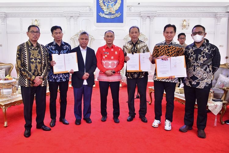 Provinsi Sulawesi Selatan (Sulsel) dan Kabupaten Luwu Timur mencatat sejarah baru dengan penandatanganan memorandum of understanding (MoU) antara PT Aneka Tambang (Antam) Tbk, PT Luwu Timur Gemilang, dan PT Sulsel Citra Indonesia (SCI) mengenai pendirian perusahaan patungan untuk pengelolaan blok tambang nikel.