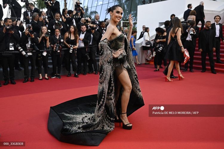 Artis asal Indonesia Cinta Laura berjalan di karpet merah untuk pemutaran film The Old Oak di Festival Film Cannes di Cannes, Perancis, Jumat (26/5/2023).