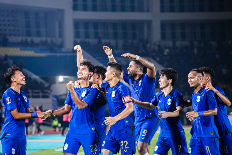 Para pemain PSIS Semarang merayakan gol mereka ke gawang PSS Sleman pada babak penyisihan Grup A Piala Presiden 2022 di Stadion Manahan, Jumat (24/6/2022) malam WIB.