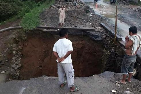 Jembatan di Trans Sulawesi Ambruk Diterjang Banjir
