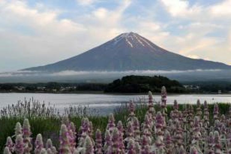 Gunung Fuji, gunung tertinggi di Jepang (3.776 m) dan Danau Kawaguchi di Fujikawaguchiko,  selatan prefektur Yamanashi, 16 Juni 2013. Komite Warisan Dunia UNESCO, 16 Juni memutuskan kawasan Gunung Fuji masuk dalam Warisan Dunia alam dan budaya global.