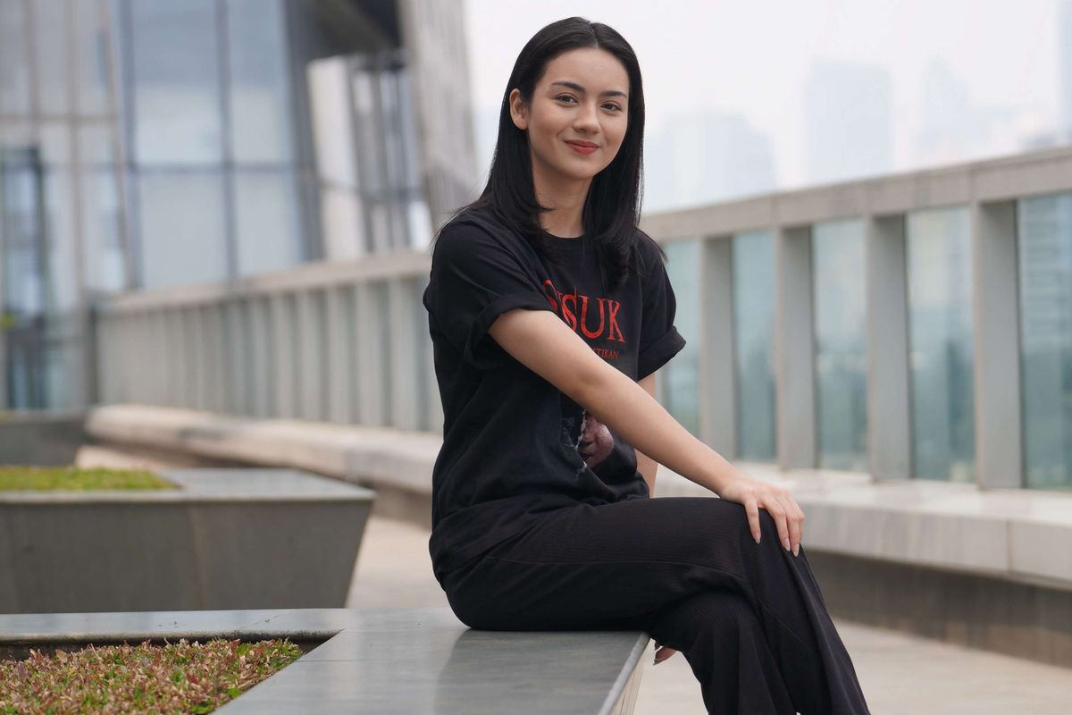 Artis Ersya Aurelia berpose seusai wawancara di program Hype Talk, di Kantor Redaksi Kompas.com, Jakarta, Rabu (16/8/2023).Ersya Aurelia memerankan tokoh Ayu dalam film horor ''Susuk'' yang akan tayang di Bioskop pada 31 Agustus 2023.