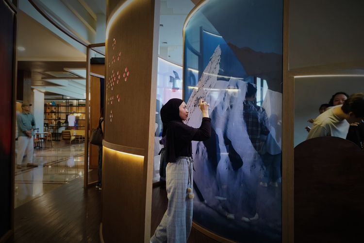 Pameran seni instalasi Chronospira tengah berlangsung di Artotel Gelora Senayan, Minggu (27/7/2025). 