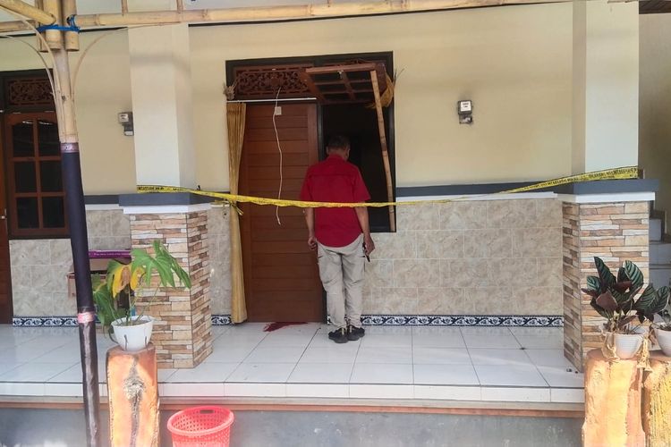 Petugas kepolisian Polsek Kuta Selatan memasang garis polisi terkait peristiwa penemuan jenazah mahasiswa asal Tapanuli Utara (Taput), Sumatera Utara, berinisial ASN (23), di sebuah rumah kos di Kuta Selatan, Kabupaten Badung, Provinsi Bali, pada Sabtu (18/11/2023).