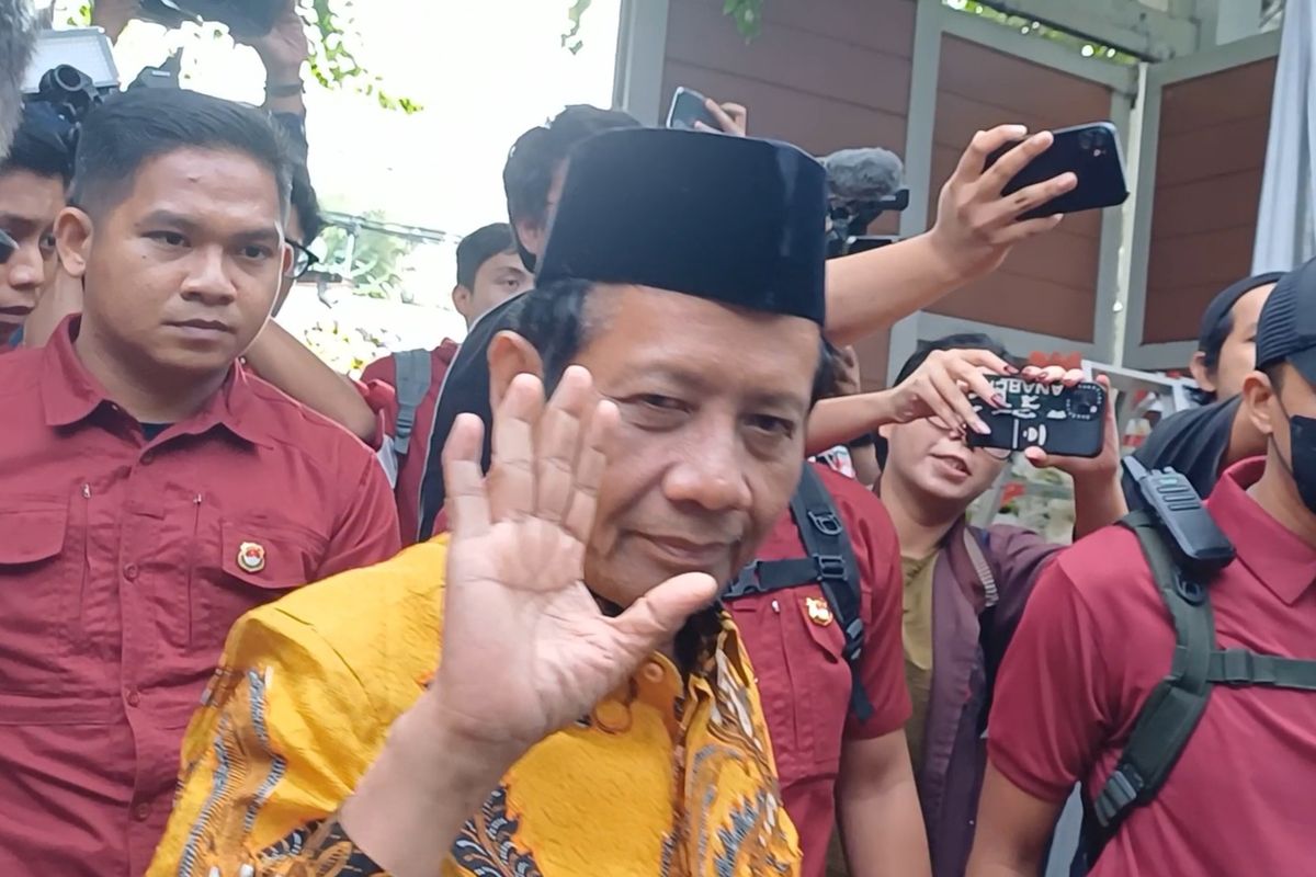 Menteri Koordinator Bidang Politik, Hukum, dan Keamanan (Menko Polhukam) Mahfud MD saat melayat ke rumah duka Rizal Ramli di Jalan Bangka IX, Jakarta Selatan, Rabu (3/1/2024).