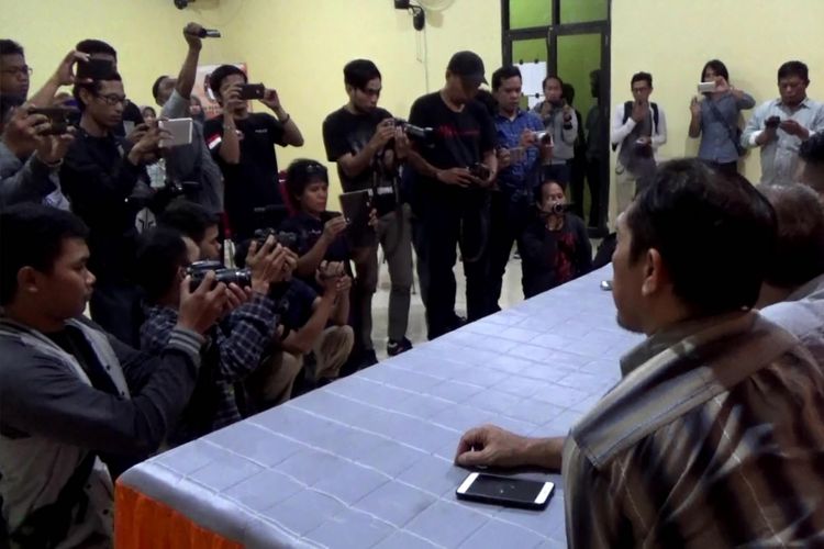 KPU Kota Parepare mengadakan konferensi pers untuk mengumumkan diskualifikasi petahana pilkada Kota Parepare yakni pasangan Taufan Pawe karena melanggar administrasi dengan membagikan beras miskin saat masa tenggang kampanye, Jumat (4/5/2018)