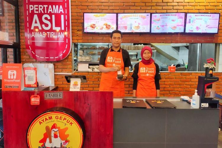 Ayam Gepuk Pak Gembus berhasil merajai pasar kuliner menu nasi ayam. 