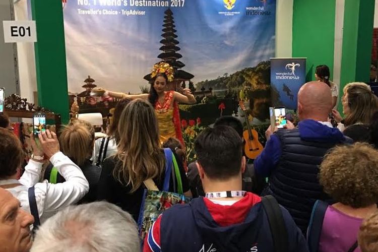 Nadita Amalia, mahasiswa Indonesia di Italia, sedang menyuguhkan tarian Pendet di ajang  Pameran Pariwisata terkemuka di Italia, La Borsa Internazionale del Turismo, di Milan, 2 April 2017.