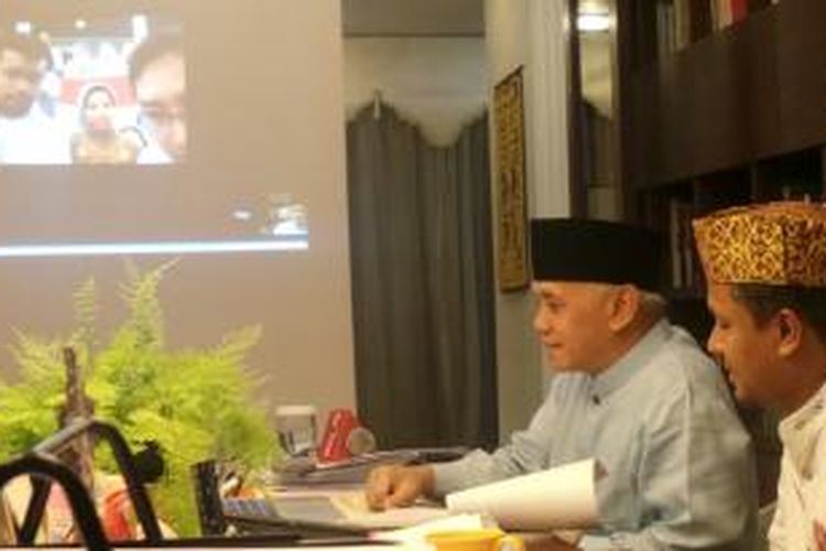 Calon wakil presiden Hatta Rajasa melakukan telekonferensi dengan para mahasiswa Indonesia di Amerika Serikat, Jepang, dan Australia, di kediamannya perumahan Golf Mansion, Fatmawati, Jakarta Selatan, Sabtu (28/6/2014). Para mahasiswa itu melakukan deklarasi dukungan terhadap pasangan Prabowo-Hatta.