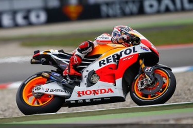 Pebalap Honda, Marc Marquez, memacu motornya di sirkuit Assen pada sesi latihan bebas pertama GP Belanda, Kamis (27/6/2013).