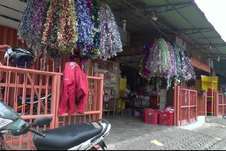 Toko penjualan pernak pernik natal di Kampung Bintang Pangkal Pinang sepi pembeli.