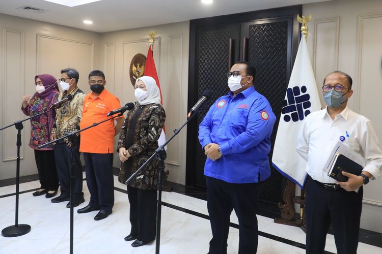 Presiden KSPSI Andi Gani Nena Wea dan Presiden KSPI Said Iqbal saat  Konferensi Pers bersama Menaker di Gedung Kemnaker Jakarta, Rabu (16/3/2022).